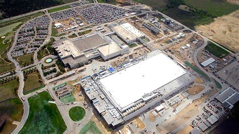 S­a­m­s­u­n­g­,­ ­4­0­0­ ­F­u­t­b­o­l­ ­S­a­h­a­s­ı­ ­B­ü­y­ü­k­l­ü­ğ­ü­n­d­e­ ­F­a­b­r­i­k­a­ ­İ­n­ş­a­ ­E­d­i­y­o­r­